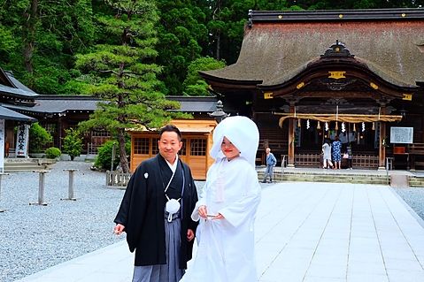 完全個室のリラクゼーションエステ・アロマ・脱毛・整体サロン　ライラックローズ掛川店・菊川店　ブライダルエステ　イメージ画像　和装　フェイシャルエステで美肌と美白、にきびの無い肌ををゲット　ダイエットエナジーで背中、鎖骨もきれい　