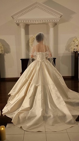 ライラックローズ ブライダルエステ施術後の結婚式画像 綺麗なドレスと花嫁様 痩身やにきび対策、ダイエットから新郎様のメンズエステやヒゲ脱毛など低価格で確実に結果を出していきます