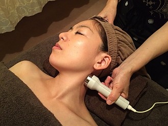 ライラックローズ フェイシャルエステ 超音波施術画像3 たるみやくすみ解消 張りつやが戻って美白な美肌へ